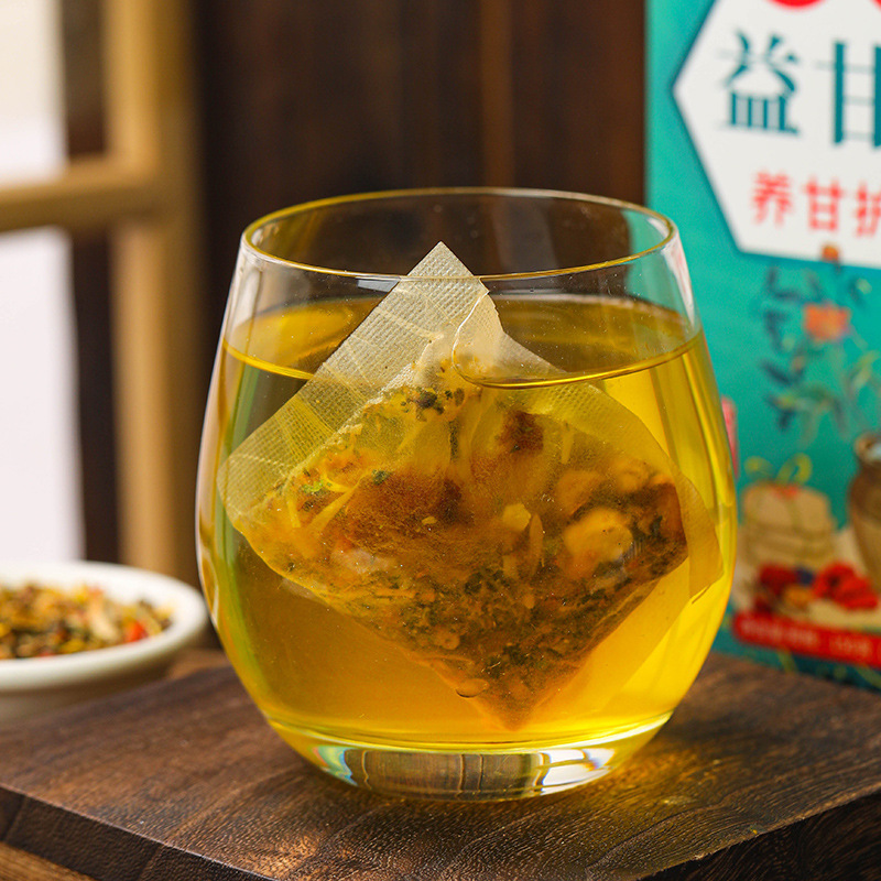 Sachet du thé infusé dans un verre